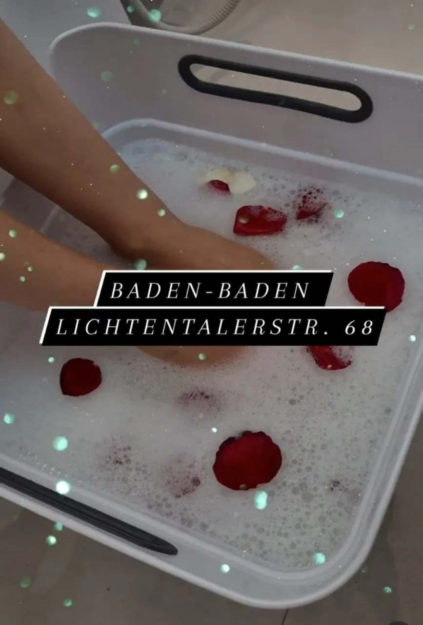 Entspannendes Fußbad mit Rosenblättern zur Vorbereitung auf die Behandlung