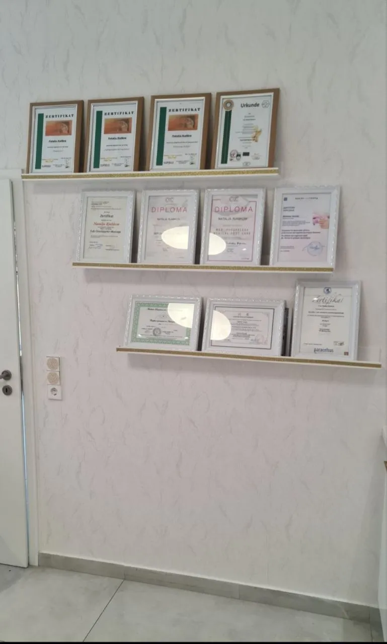 Wand mit Zertifikaten und Urkunden, die die fachliche Qualifikation belegen