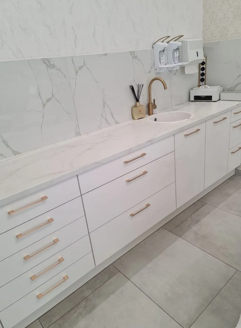 Sauberer Arbeitsbereich mit Waschbecken und hygienischen Oberflächen