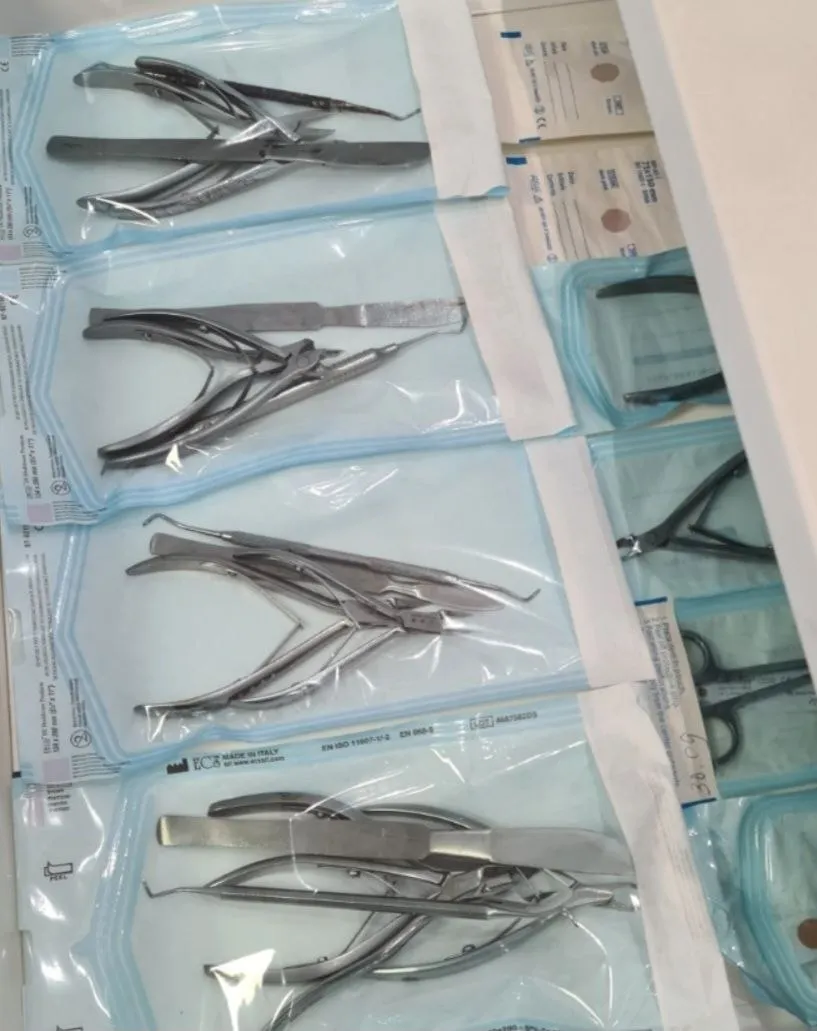 Einzeln steril verpackte podologische Instrumente in einer sauberen Schublade